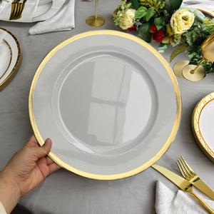 Vente en gros d'assiettes <span class=keywords><strong>de</strong></span> <span class=keywords><strong>présentation</strong></span> en plastique <span class=keywords><strong>blanc</strong></span> à bord noir et or <span class=keywords><strong>de</strong></span> 13 pouces 33cm <span class=keywords><strong>plat</strong></span> <span class=keywords><strong>de</strong></span> service pour le dîner en PET décoratif pour mariage en or <span class=keywords><strong>blanc</strong></span> - Product Image 3