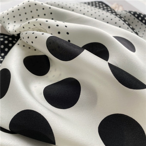Foulard Quadrato in Pura <span class=keywords><strong>Seta</strong></span> 90*90cm, Motivo Floreale Classico Bianco e <span class=keywords><strong>Nero</strong></span>, Sciarpa Primaverile ad Asciugatura Rapida, Regalo per Donna - Product Image 6