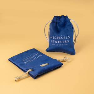 Bolsa de terciopelo suave azul oscuro de lujo personalizada con cordón, reciclable, para joyería, con logo. - Product Image 4