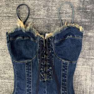 DENIMGUYS定制时尚复古牛仔吊带衫无背女式日用性感百褶牛仔连衣裙 - Product Image 3