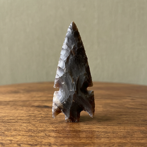 Pointe de flèche en agate faite à la main, style Clovis, imitation antique, objet de collection artistique, forme triangulaire, artisanat en pierre précieuse - Product Image 6