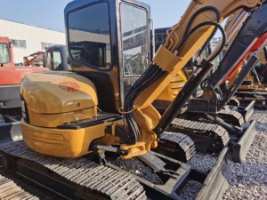 Mini-excavatrice hydraulique sur chenilles Caterpillar 303.5 CAT 303 303E 303.5E d'occasion d'origine du Japon, 3 tonnes 3,5 tonnes, avec accessoire tarière - Product Image 2