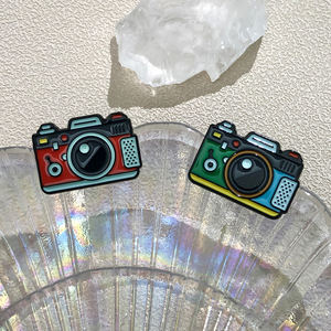 Spilla Smaltata a Forma di Macchina Fotografica Rétro Cartone Animato, Divertente Distintivo da Bavero Registrazione, Gioiello Fotografico Personalizzato, Spilla Colorata Idea Regalo per Bambini - Product Image 4