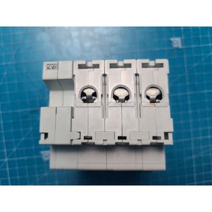 Contact auxiliaire de déclenchement de shunt Merlin Gerin MX+OF/C60N 30A C 26974+17467, utilisé comme pièce détachée pour équipement semi-conducteur Legacy - Product Image 1