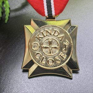 Professioneel zacht emaille/hard emaille metalen op maat gemaakte 3D bronzen veiligheidsspeldbadge - Product Image 4