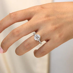 Anillo de Diamantes con Corte Ovalado Q184, Anillo de Compromiso Clásico para Mujer con Piedras Laterales - Product Image 4