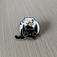 Insigne de chat à la mode Fishbowl chat noir, poisson rouge dans un bol avec des bulles, bijoux en émail à la mode