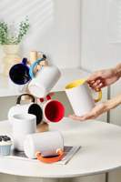 Tasses en porcelaine de 15 oz, cadeaux, blancs, prêts pour la sublimation, revêtement extérieur blanc, intérieur coloré, tasses en céramique personnalisées avec poignée colorée