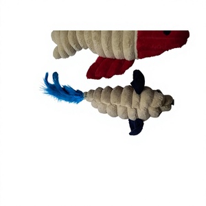 Jouet de poisson en peluche rose avec corps texturé doux et ailerons beiges, longueur 40 cm, emballage individuel en sac transparent - Product Image 4