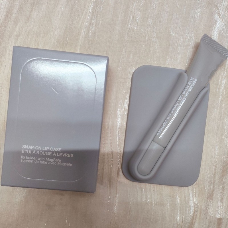 non profumato con lucidalabbra bianco