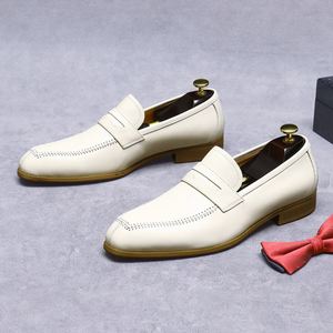 Chaussures habillées blanches de luxe pour hommes - Design imperméable haut de gamme - Idéales pour les mariages, les fêtes et le travail - Product Image 2