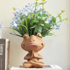 Meilleur prix grenouille forme <span class=keywords><strong>arbre</strong></span> vert rouge à lèvres planteur mignon résine Vase ornement pour bureau artisanat pour la décoration intérieure qualité assurée - Product Image 2