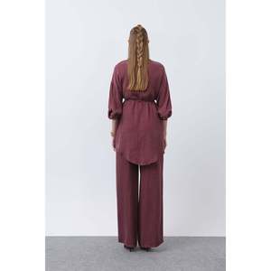 Ensemble tunique et pantalon pour femme Puane, couleur bordeaux, avec détails boutonnés et col montant - Tenue élégante et modeste en deux pièces pour tous les jours - Product Image 4