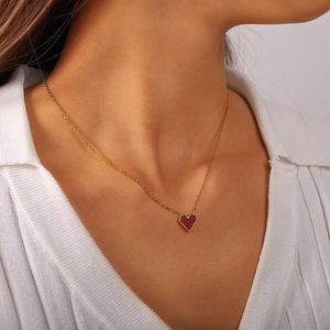 Collier pendentif en forme de cœur en alliage de zinc, collier en acrylique rouge pour femmes, bijoux cadeau - Product Image 1