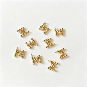 Colgantes de <span class=keywords><strong>Letra</strong></span> <span class=keywords><strong>M</strong></span> con Cuentas de Latón, Dijes de Alfabeto con Bola Chapada en Oro para Pulseras y Collares Personalizados, Componentes de Joyería DIY - Product Image 1