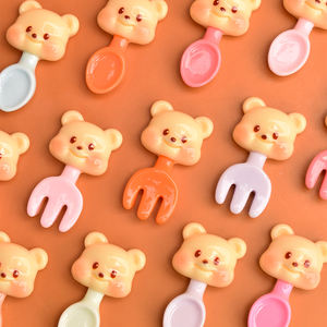 Cabujón de resina de oso de dibujos animados con cuchara y tenedor, de base plana, para figuras de resina DIY, fabricación de joyas, horquillas y accesorios decorativos - Product Image 2