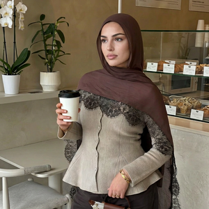 Hijab en modal de qualité supérieure avec dentelle Midnight et éléments en fourrure douce, respirant et confortable, à porter en toutes saisons pour femmes - Product Image 1