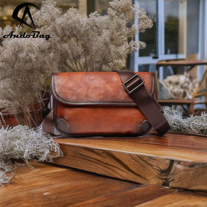 กระเป๋าหนังวัวแท้ AndoBag สไตล์เรโทร สะพายไหล่/สะพายข้าง สำหรับผู้ชาย กระเป๋าถือธุรกิจ กระเป๋าทำงานกลางแจ้ง กระเป๋าสะพายข้าง รุ่น 1414 - Product Image 1