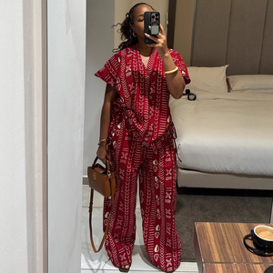 Ensemble <span class=keywords><strong>chic</strong></span> de style africain pour <span class=keywords><strong>femme</strong></span> : chemisier imprimé à manches courtes avec cordon de serrage à la taille et pantalon large - Product Image 1