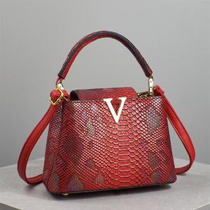 أحدث حقائب يد نسائية فاخرة من جلد البولي يوريثان عالي الجودة لعام <span class=keywords><strong>2025</strong></span>، أحدث حقائب توت فاخرة من تصميم أشهر المصممين، حقائب كتف نسائية - Product Image 1