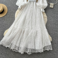 Robe longue élégante pour femme WIWT, en dentelle blanche, coupe trapèze, col montant, manches longues bouffantes, taille haute avec ceinture, idéale pour les fêtes et le quotidien