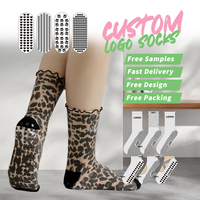 Impression personnalisée du logo Chaussette de yoga à la mode Chaussette de yoga à motif léopard Chaussettes de pilates antidérapantes pour femmes