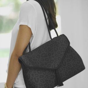 กระเป๋าโท้ทลายเสือดาวพิมพ์ลายตามสั่ง ทำจากนีโอพรีน พร้อมพู่ห้อยเก๋ไก๋ สำหรับผู้หญิง กันน้ำ ใช้ได้ทั้งเดินทางช่วงฤดูใบไม้ร่วงและไปเที่ยวชายหาด - Product Image 5