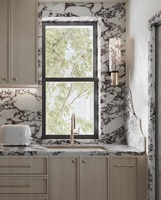 Meubles de cuisine en chêne clair sur mesure, comptoir et crédence en magnifique marbre Calacatta Viola avec porte en verre cannelé