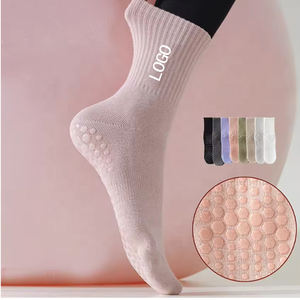 Calzini Pilates Crew antiscivolo danza atletica con logo sportivo sportivo <span class=keywords><strong>da</strong></span> <span class=keywords><strong>donna</strong></span> impugnature antiscivolo calze bianche per Yoga Nonslilp calze <span class=keywords><strong>da</strong></span> <span class=keywords><strong>donna</strong></span> - Product Image 1