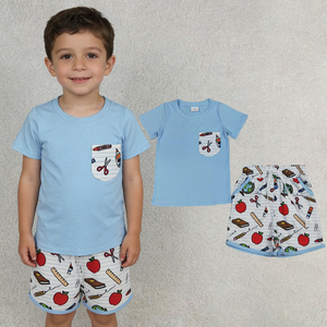 Conjunto de 2 piezas de camiseta y pantalones cortos azules informales con estampado de Apple Pen para niños, ropa de verano para la vuelta al cole, en stock - Product Image 1