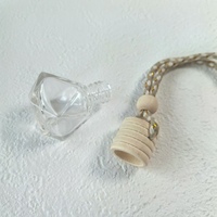 Bouteille de diffuseur de parfum d'air de voiture en verre de forme polygonale de luxe de 8ml avec couvercle en bois désodorisant suspendu vide