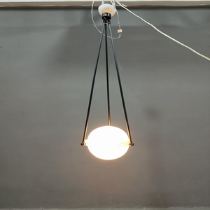 Luminaire suspendu sphérique de luxe en albâtre avec crochets en métal doré et plafonnier pour une ambiance commerciale et résidentielle - Product Image 1