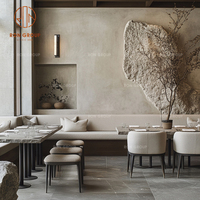 Ensemble de meubles de café moderne, restaurant, tables rondes en marbre, banquettes en tissu beige pâle et chaises avec pieds en bois