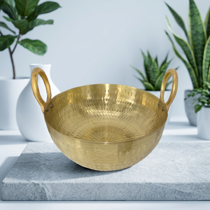 Cuenco de Latón Martillado Hecho a Mano con Doble Asa, Acabado Pulido, Redondo, Decoración Metálica para el Hogar, Estilo Bohemio - Product Image 1