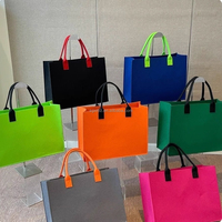Sac cadeau en feutre épais avec logo personnalisé, couleur personnalisée, poignée chaîne, pompon, entièrement ouvert, emballage souple, OEM ODM, commande en gros
