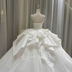 Robe de mariée bouffante moderne OY026 sans manches, en satin, avec décolleté cœur, appliques en dentelle et cristaux, et fleurs 3D - Product Image 4