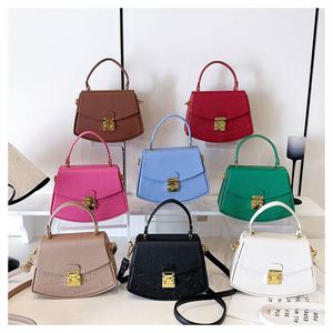 กระเป๋าถือ PU สำหรับสุภาพสตรีทันสมัยพร้อมลวดลายเรขาคณิตและตกแต่งด้วยตัวล็อค สายสะพายไหล่สไตล์ชายหาดแบบลำลอง - Product Image 6