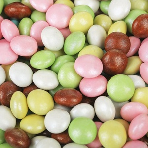 五颜六色的糖被包裹的脆皮糖衣糖果像巧克力豆