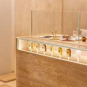 Heladería Minimalista en Tonos Cálidos, con Encimeras de Travertino y Exhibidores de Productos Retroiluminados - Product Image 2