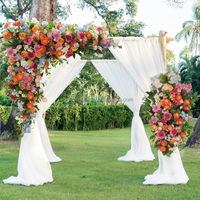 Panneau mural décoratif en guirlande florale avec cadre doré, hortensias blancs, roses et verdure pour cérémonie de mariage, scène, photomaton et événements