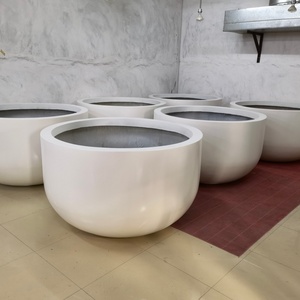 Macetas de Fibra de Vidrio y Resina de Gran Tamaño Personalizadas para Decoración Colgante de Jardín Exterior de Restaurante - Product Image 3