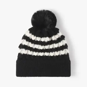 2023 kış yeni renk eşleştirme kap vahşi kürk topu Earmuffs bayanlar örme şapka artı kadife moda bere kış şapka