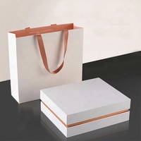 Petite boîte cadeau de mariage pour la Saint-Valentin avec gaufrage, laminage brillant et mat, revêtement UV, doublure en éponge recyclable, sac en papier