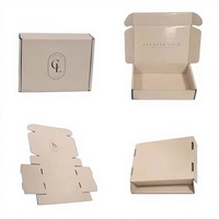 Boîte d'expédition en carton ondulé personnalisée de luxe avec gaufrage, matériaux recyclés pour l'emballage de chaussettes et de vêtements