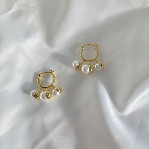 Nouveau design simple Français vintage style élégant incrusté perle <span class=keywords><strong>blanche</strong></span> plaqué or boucles d'oreilles pour les femmes - Product Image 3