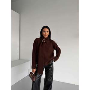 Pull-over élégant à col châle pour femme Mybeefashion, mélange chaud de polyester, acrylique et élasthanne marron pour l'automne et l'hiver - Product Image 3