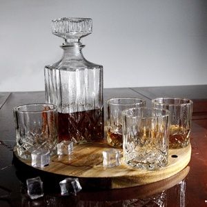 Decantador de whisky vintage de cristal, sin plomo, cuadrado, con juego de vidrio - Product Image 1