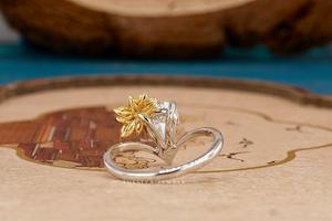 Anillo de Compromiso Elegante con Perlas Antiguas y Corona de Flores, Anillo de Diamantes, Joyería Hecha a Mano, Diseño Atemporal Brillante, Perfecto - Product Image 6