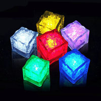 Rifornimenti del partito LED Lampeggiante Ghiaccio Acqua Attivata di Plastica LED Cubetti di Luce Led Illuminato Cubi di Ghiaccio Bar A Buon Mercato Partito Cubetti di Ghiaccio