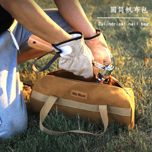 Sac de rangement cylindrique en toile pour piquets de tente avec poignée pour le camping et le rangement d'outils de plein air - Product Image 1